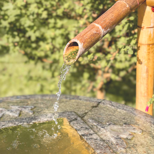 kleiner Wasserfall aus Bambus